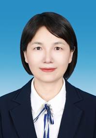 穿着西装笔挺的女子描述已自动生成 穿着西装笔挺的女子描述已自动生成